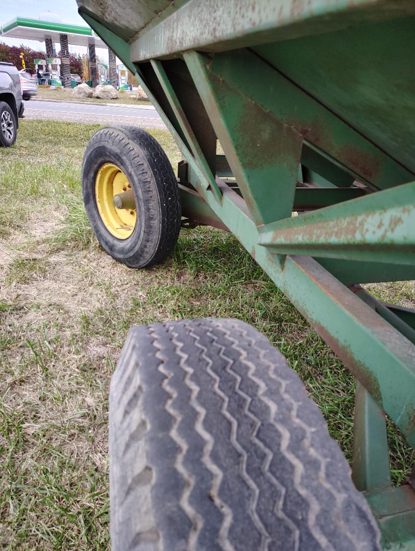 JOHN DEERE 350-22 Gravity Wagon - Image 16